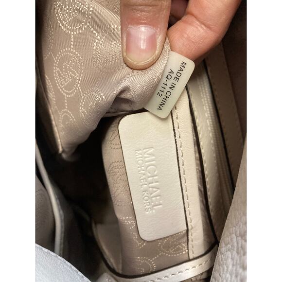 MICHAEL KORS IVORY AND LATTICE PEBBLED LEATHER CROSSBODY BAG - Picture 15 of 16